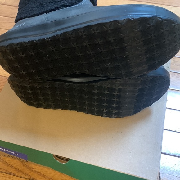 JBU cloudie waterproof black winter boots by Jambu and co. Size 10 new in box. - Picture 3 of 3